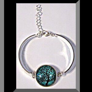 Silver Tone Finish Tree Of Life Bracelet With Green & Black In Color